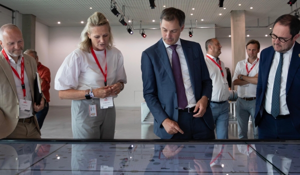 9888拉斯维加斯集团迎接比利时首相ALEXANDER DE CROO和副首相VINCENT VAN QUICKENBORNE来访参观总部